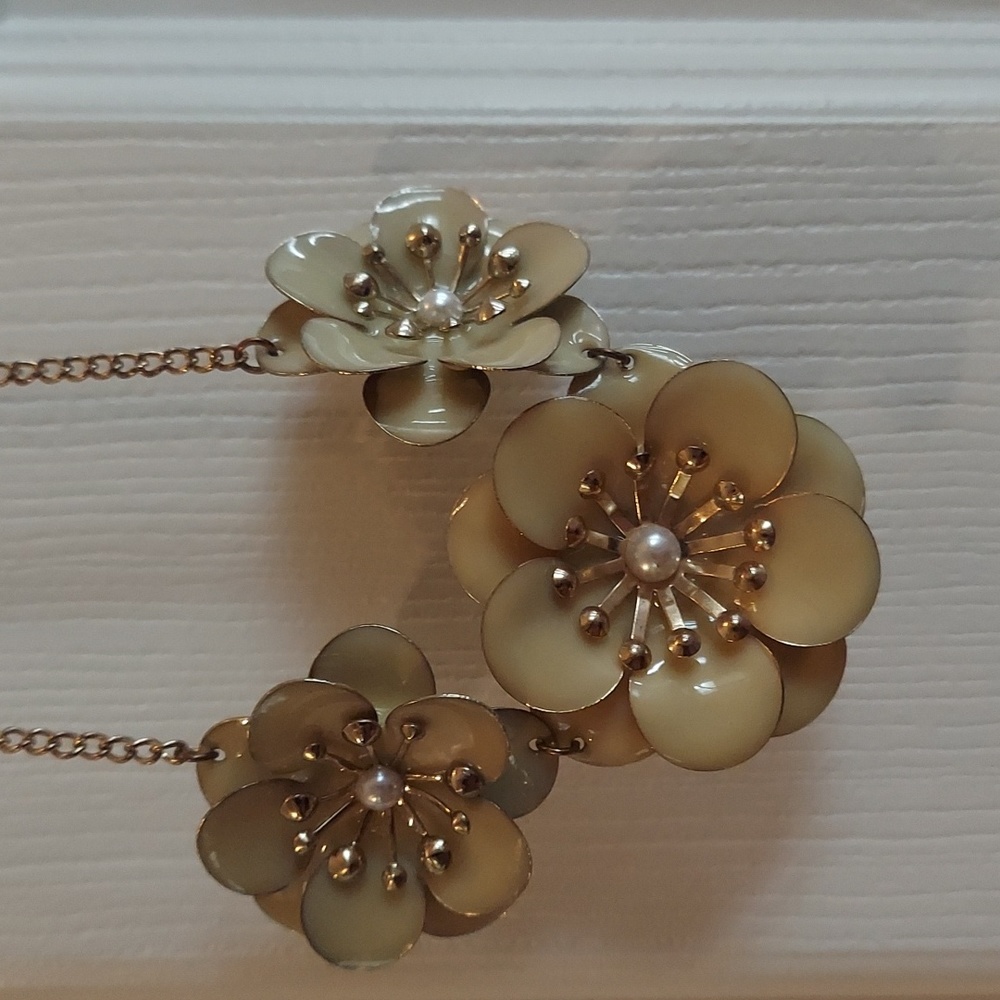 Y2k Enamel and Goldtone Triple Daisy Bib Necklace LIKE NEW!